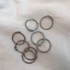 Silvriga ringar - 8st superfinta silvriga ringar med ”diamaner”🤩 För stora för mig som har pyttesmå händer. 20kr + 11kr frakt
