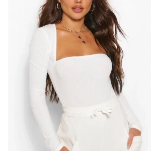 Vit body - Vit body från boohoo med fyrkantig urringning. Helt oanvänd då den var för liten för mig. Frakt ingår ej.