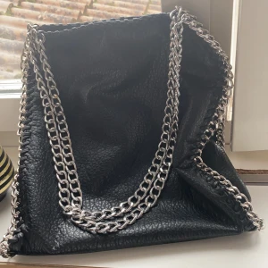 Väska 💓🥰 - Fin väska säljer för 140 + frakt 🚚  väskan i sig är väldigt djup så man får plats med mer än vad man tror när man ser väskan ❤️❤️ hör av dig om du är intresserad 🌸