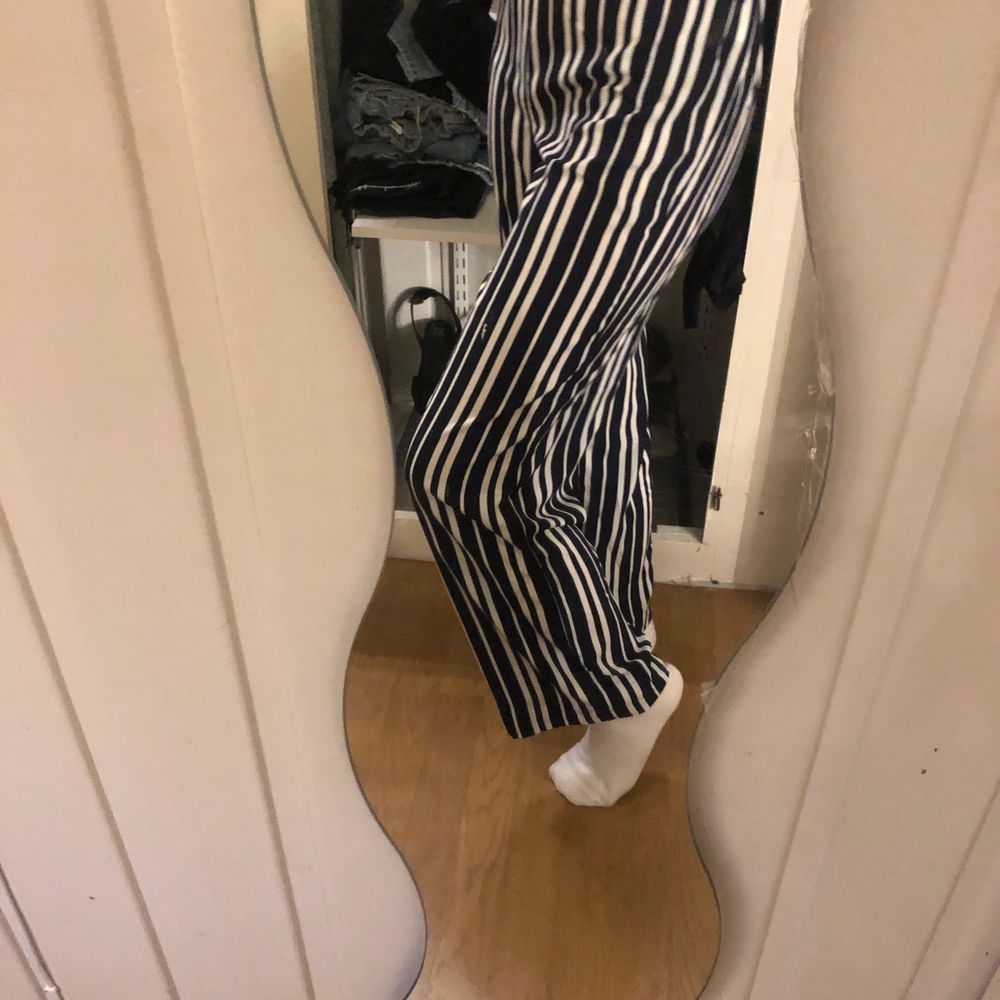 Randiga jätte sköna byxor från vinbok i storlek xs. Säljs pga att jag inte använder de. De har limmats upp för att de var för långa och limmärkerna syns men inget man tänker på eftersom de är vid foten. Det är även därför jag säljer de så pass billigt. . Jeans & Byxor.