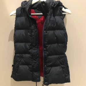 Skitsnygg väst  - Så snygg tjockare väst, perfekt att ha på hösten! Västen är mörkblå från Tommy Hilfriger. Den är i storlek 152 men väldigt overzied så passar mig som är en 34/36. Nypris 2000 kr💖💖💖