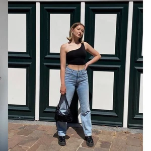 Taiki jeans från monki - Byxor från monki! säljer pga att de inte längre används. Storleken är 27 (säljer ett par i en storlek mindre på min profil dock med högre midja). Jeansen har en liten slitning på baksidan av högra benet och dragkedjan är lite trög men fungerar fortfarande (rekommenderar endå att ta det försiktigt med dem och inte dra för hårt i den) pga av detta; det billiga priset. Ord pris 400kr
