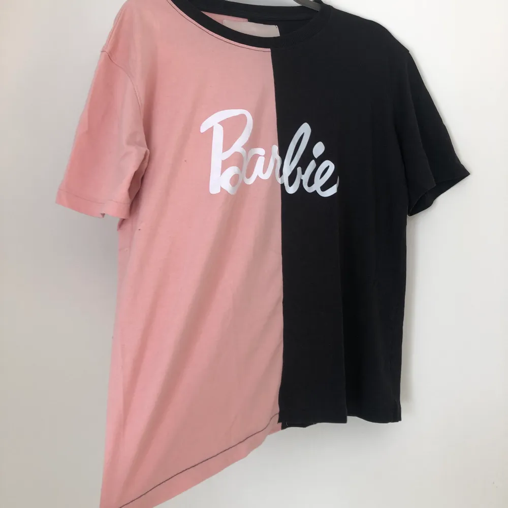 EJ TILLGÄNGLIG JUST NU En t-shirt från Missguided x Barbie i rosa och svart med en oversized fit. Frakt betalas av köparen. Skriv gärna om du har några frågor✨. T-shirts.