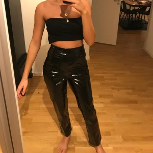 Lackbyxor😼 - Byxor från Nelly nyskick använda högst 4 gånger sitter 👍🏼👍🏼👍🏼