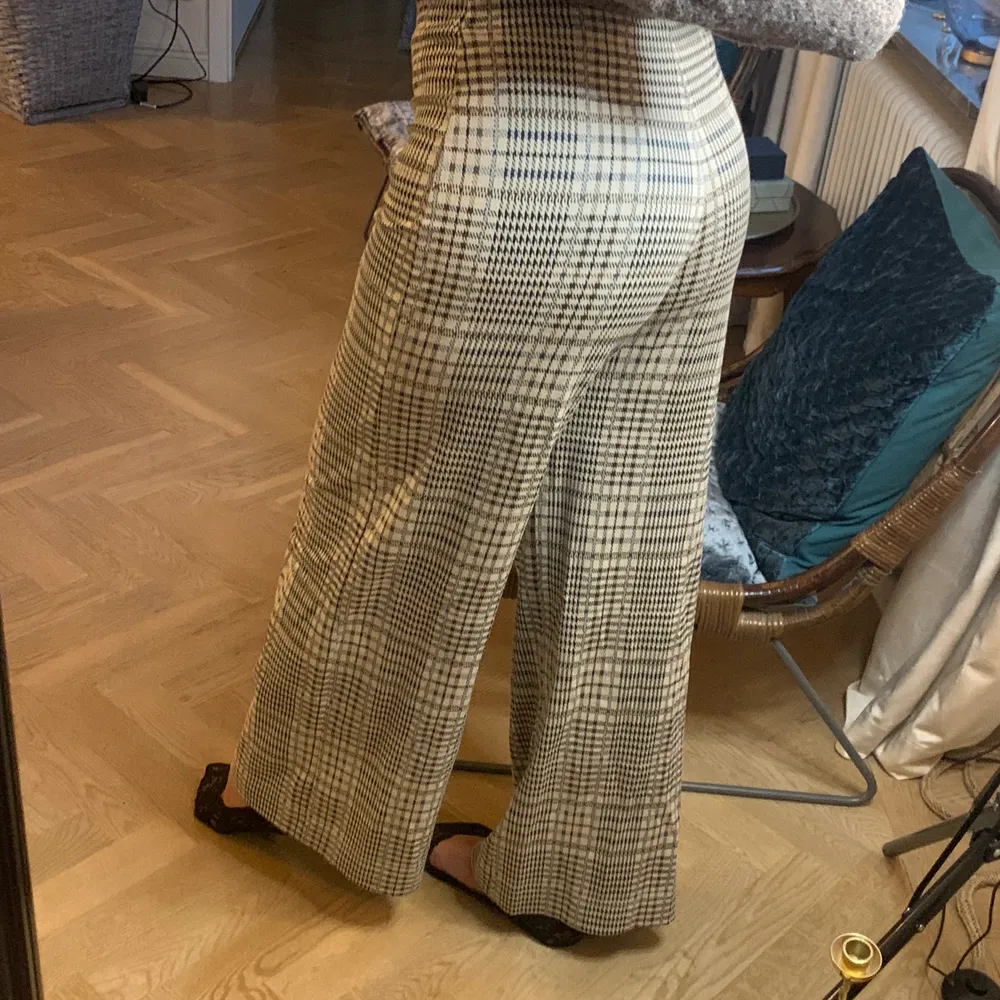 Rutiga byxor från H&M i storlek S. Byxorna är mer som leggings i materialet och har resår upptill. 90 kronor + frakt. Jeans & Byxor.