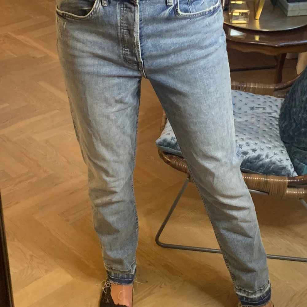 Jeans från H&M i en rak modell. Använda 1-2 ggr. Säljer pga att de är för stora för mig. 100 kronor + frakt.. Jeans & Byxor.