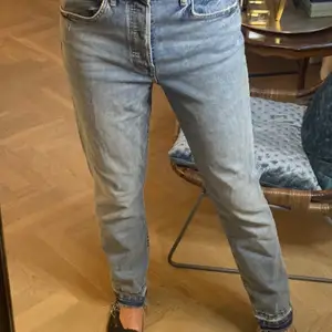Jeans från H&M i en rak modell. Använda 1-2 ggr. Säljer pga att de är för stora för mig. 100 kronor + frakt.
