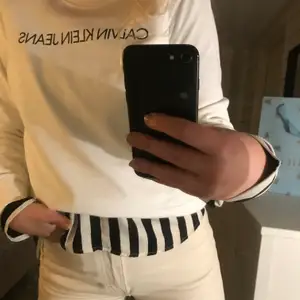 Säljer min vita Calvin Klein tröja som är använd väldigt få gånger och har inte fläckar eller liknande!