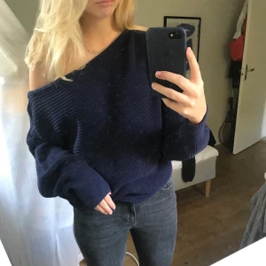 Blå stickad one shoulder tröja - Supersnygg Marinblå stickad one shoulder tröja