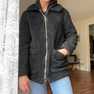 Svart teddyjacka  - 💕 En svart teddyjacka som är smått oversized i storleken, detta är en strl S. Inköpt förra hösten men är knappt använd så är i nyskick. (Nypris: 600 kr) 