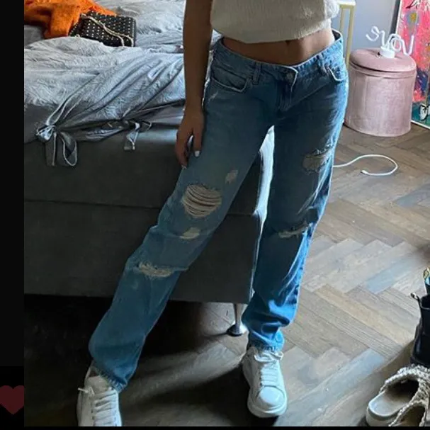 (Lånade bilder) Snygga jeans från Zara. Storlek 38 men sitter snyggt oversized på en 34 också!! Säljer för 200kr eller buda!💞. Jeans & Byxor.