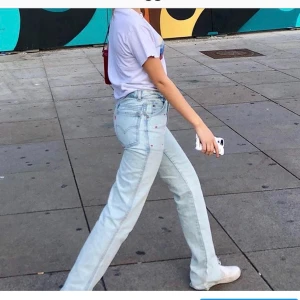 Levis Jeans - Skitsnygga unika levisjeans med små röda hjärtan på dör fram. Lite långa på mig är 166, slits fram och i rak modell. 