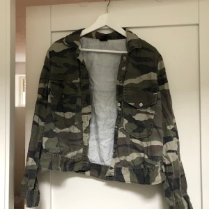 Jacka Gina tricot - Militärjacka från Gina tricot storlek 40, jag en s och på mig är den oversized. I nyskick. 