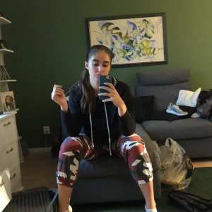 Power to the girls hoodie  - Storlek L, lite nopprig men annars i bra skick! 