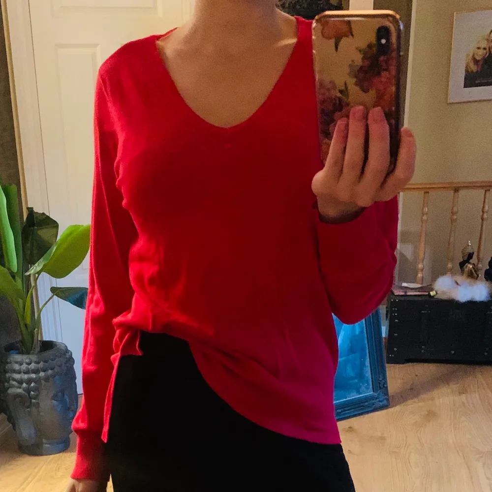 Röda v-ringad tröja i storlek M. . Tröjor & Koftor.