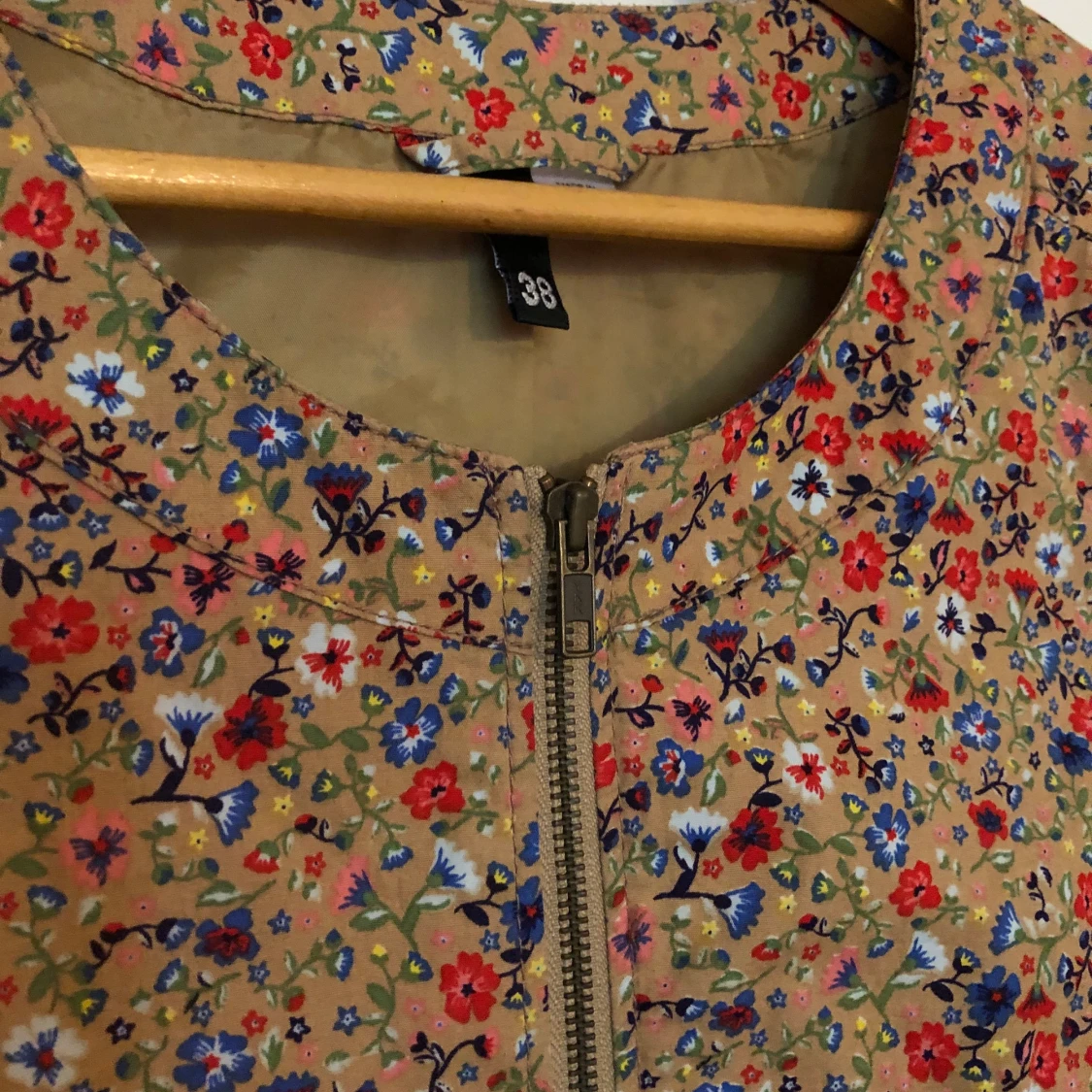 tunn jacka • h&m • 38 • blommor - 91