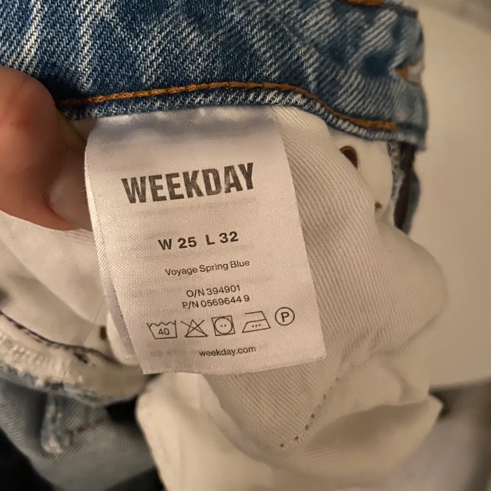 Ljusblåa jeans från weekday, modellen voyage. Även klippt till en trendig slits på sidorna. Väldigt snygga och as sköna. Kan mötas upp i nacka eller så står köparen för frakten. Startbud 300kr. Jeans & Byxor.