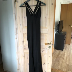 Strap detail scuba maxi dress från Rebecca Stella - Oanvänd klänning från Rebecca Stella säljs. Ett par år gammal men som sagt aldrig använd. Lappen sitter kvar. 