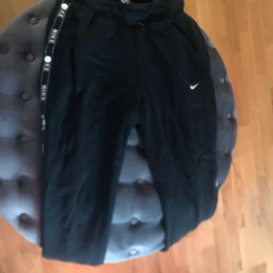 Nike popper pants  - Säljer nu mina Nike popper pants då jag inte använder dom, använd 5 gånger max