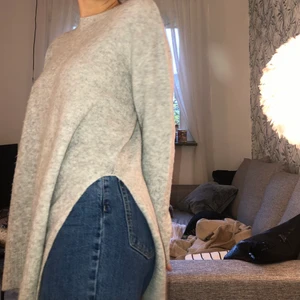 Stickad tröja från hm  - Lång stickad tröja från HM. Den har slits på båda sidor och kan vara oversized. Köparen står för frakt
