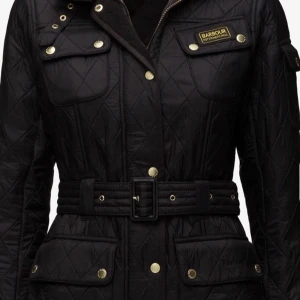 Barbour jacka - Svart barbour jacka i fint skick. Endast använd ett fåtal gånger. Jackan har fleece på insidan.