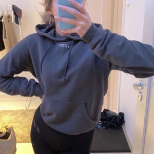 Hoodie - Grå hoodie med litet tryck‼️