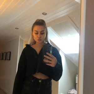 svart croppad skjorta - svart croppad skjorta med gröna sömmar som en fin detalj. från missguided och i storlek 36. helt oanvänd och kommer inte till användning 