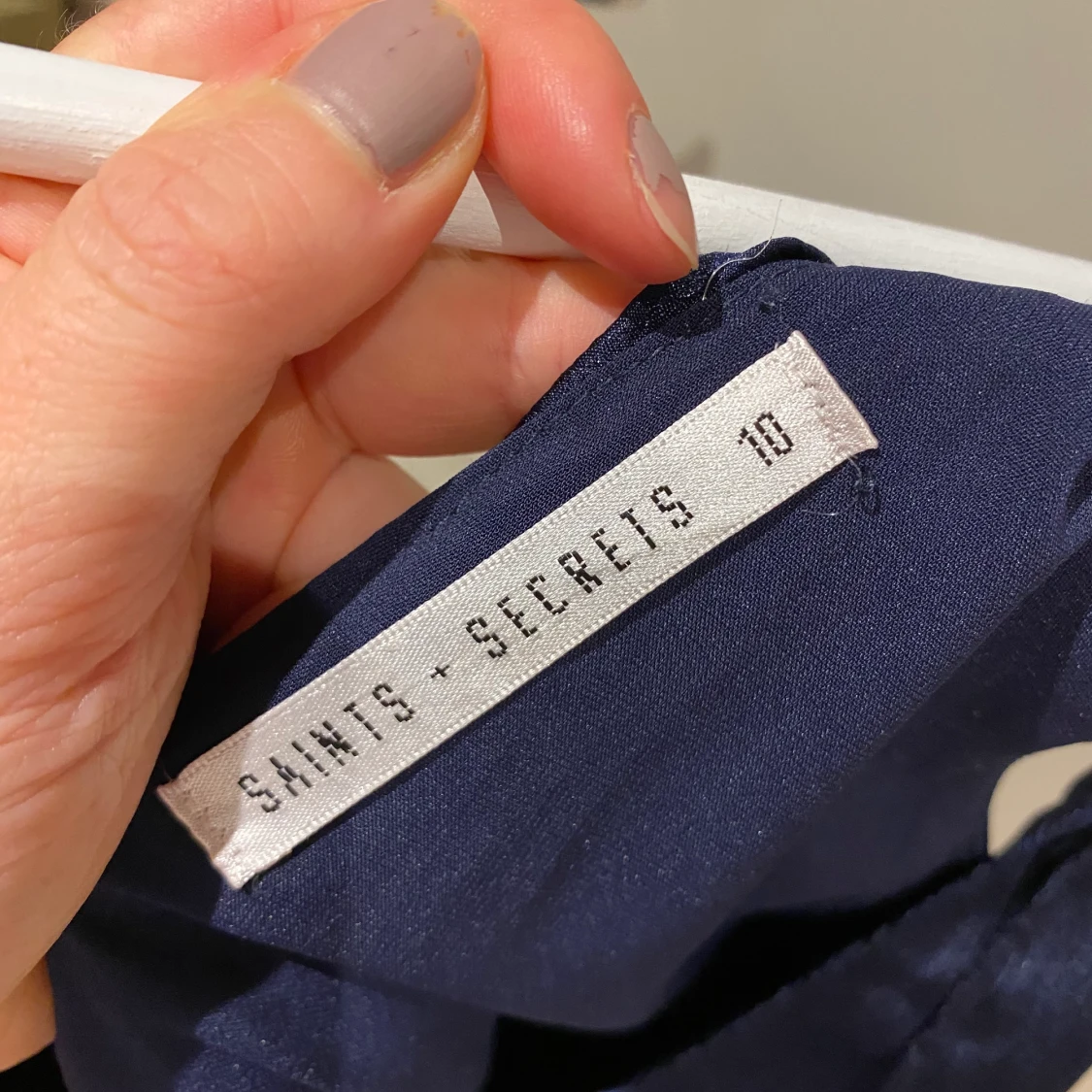 Marinblå byxdress med fina detaljer  - 91