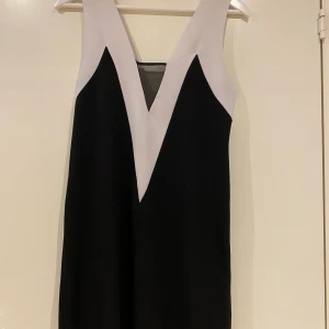 Klänning från zara, S - Svart klänning med fina detaljer från zara, small