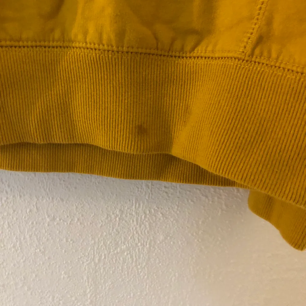 Jättefin gul hoodie 🌙 Använd ca 1 gång alltså i bra skick (2 små fläckar som 100% går bort i tvätten och som inte syns på). Hoodies.