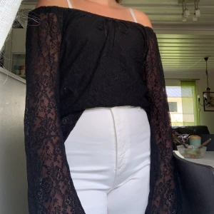 Spetströja - Kan bäras både offshoulder och vanligt, linnet under sitter fast i tröjan så den är inte genomskinlig, perfekt för fint! 50kr+frakt