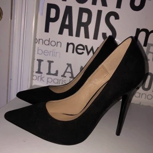 Klackskor - oanvända då dom är för små för mig. jätte fina klackskor. säljer billigt