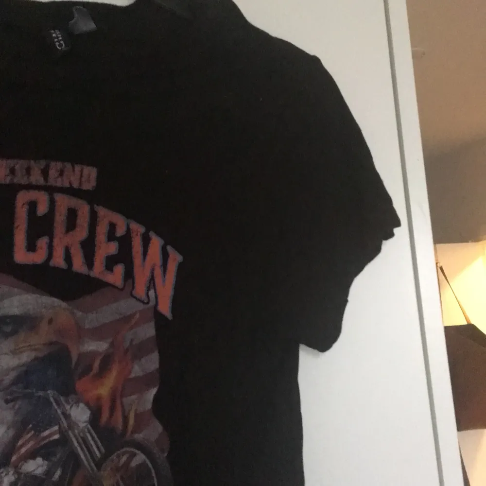 Svart t-shirt med tryck ”girl crew”. T-shirts.