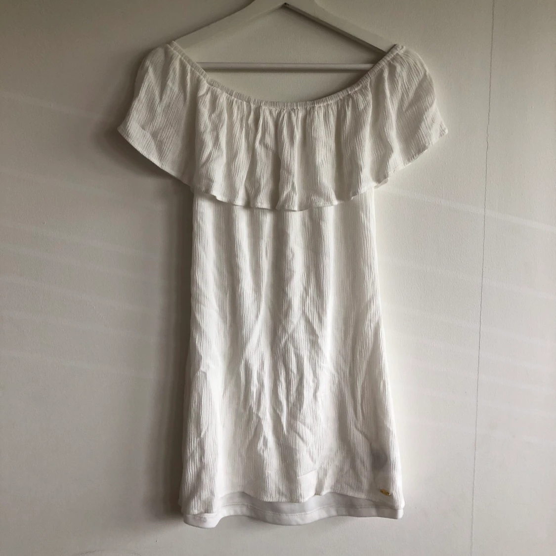 GUESS offsholder klänning