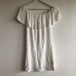 GUESS offsholder klänning - Säljer min fina guess klänning pga att den tyvärr är för liten. Den är i väldigt fin skick, använd 2 gånger. Ny pris 500kr. Buda!