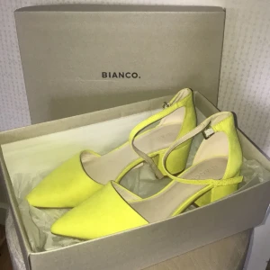 Klackar - Ett par snygga klackar i strl 37 från Bianco, ordinarie  700kr. Helt oanvända. Frakt tillkommer. Budda gärna!!! 200kr uppåt!!!!