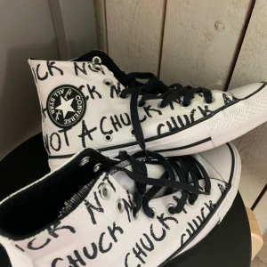 Converse  - Säljer ett par helt oanvända converse pga fel storlek! Dvs väldigt bra skick samt att dem är as balla!