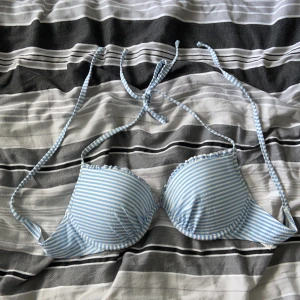 Bikini - Bara använd ett fåtal gånger! 🌼 Liten push-up i och har snören så man enkelt kan anpassa storleken. 💦☀️ 100 kr + frakt 📦 