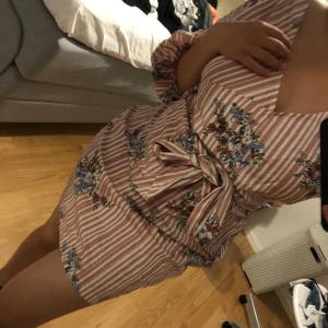 Blommig sommarklänning från NELLY - Jätte fin randig sommarklänning från NELLY, perfekt material till när det är varmt ute. 