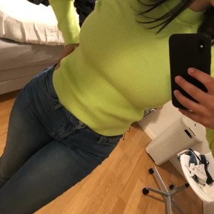 Stickad tröja från Bil Bok i storlek S - Stickad tröja i storlek S från Bik Bok som är helt ny, prislappen är fortfarande på. Färgen är neon Gul och den passar bra till hösten, våren eller om du ska på en fest med neon tema. Den är i perfekt skick då jag aldrig använt den. Pris kan diskuteras!!!