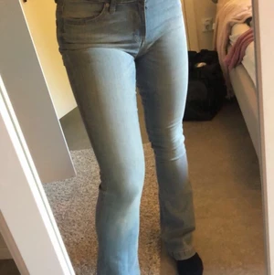 Bootcut jeans - Ljusa lågmidjade bootcut jeans från cubus. Passar storlek S. Säljer pga för tajta i midjan för mig. Lite långa på mig som är 168 cm lång
