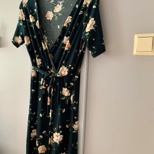 Blommig klänning från Lager 157  - Superfin blommig klänning från Lager 157 som aldrig är använd 💛 Klänningen är i storlek S men passar även M <3 frakt tillkommer och vid flera köpare blir det budgivning som avslutas 24 timmar efter första bud 💛 (bild 2 och 3 stämmer bäst in på färgen)