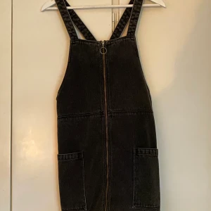 Hängselklänning - Helt oanvänd hängselklänning i jeans från Monki! Så härlig och fin att ha nu på sommaren. Bara att höra av sig vid frågor eller fler bilder på plagget🌹