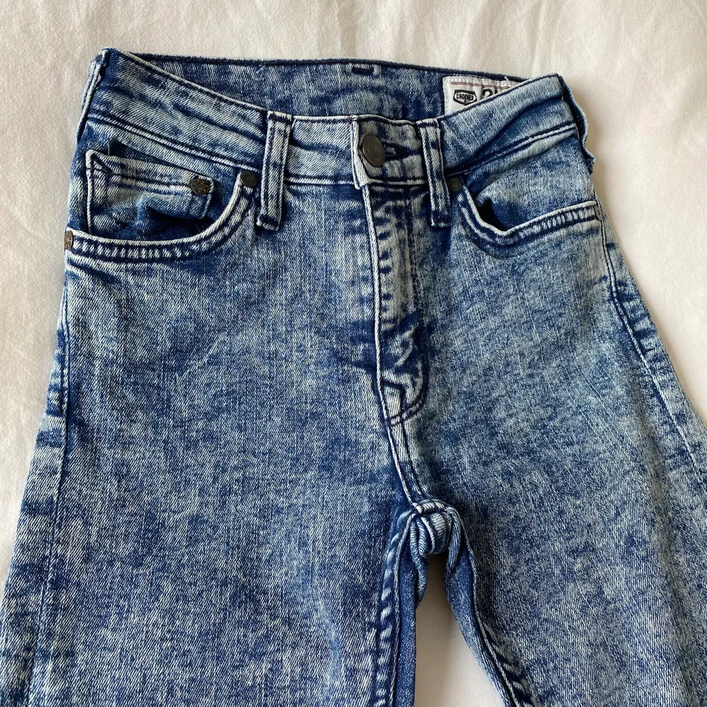 Asballa tie dye jeans i märket Crocker. Hööög midja och tighta, modell ”POW 2nd SKIN”✨Sitter som en S M Ä C K . Jeans & Byxor.