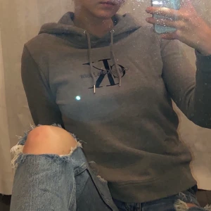 Calvin Klein hoodie - Perfekt skick! Använd 2 gånger, storlek xs men sitter som s. Pris exkl. frakt på 45kr. Buda i kommentarerna!