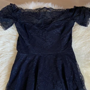 En fin tröja med spets - Använd fåtal gånger, bud startar på 40 kr