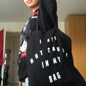 I got hot sauce in my bag - Beyonce - En fet tygväska som köptes på beyonces konsert år 2016 (merch). Det står I got hot sauce in my bag, vilket är ett citat från hennes låt formation. På andra sidan står det BEYONCE där nere. 