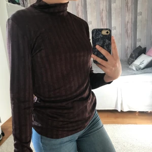 Långärmad T-Shirt med turtle neck - Tröjan är från Carin Wester och färgen är mörkt vinröd. Hittade tröjan i min garderob och själv har jag aldrig använt den, därmed är tröjan i nyskick utan att vara noppig eller har några trådar som hänger från tröjan.