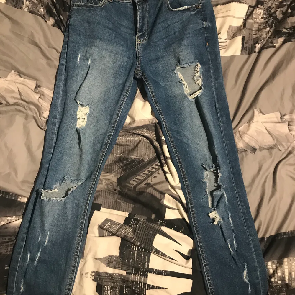 Slitna jeans från new yorker . Jeans & Byxor.