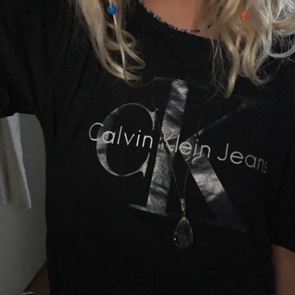 En så snygg Calvin croptop/tröja i så skönt material💞 trycket är även lite hologrammigt men det framgår ej på bilderna💗 . Toppar.